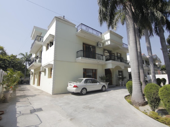 Aashray Home Stays Sector 18