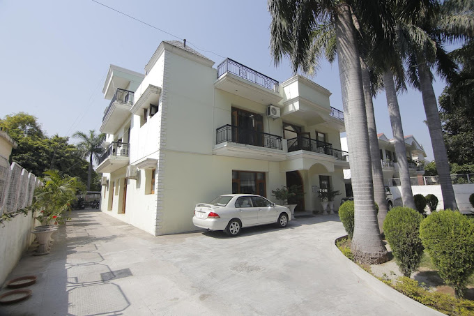 Aashray Home Stays Sector 18