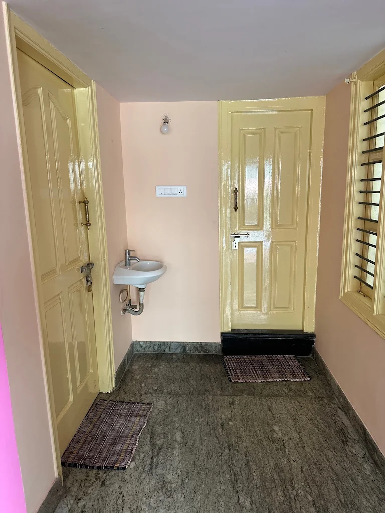 Sn Ladies Pg Room Area